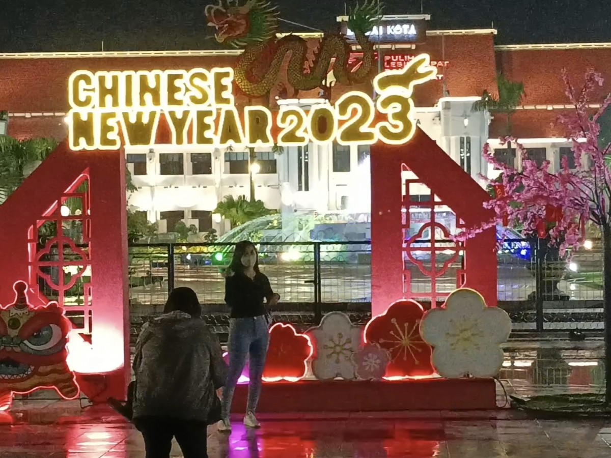 Ornamen khas Imlek yang terpasang di Taman Balai Kota Surabaya
