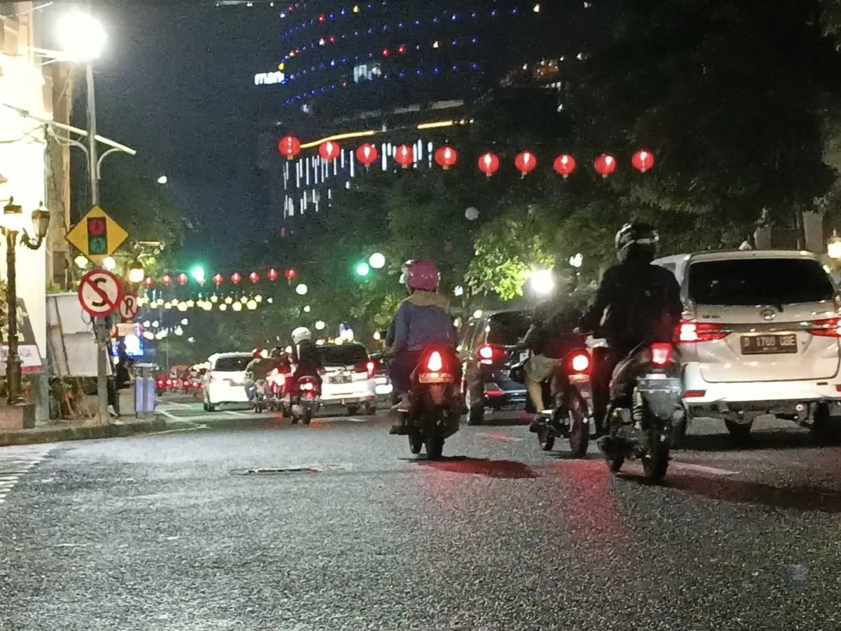 Ornamen khas Imlek yang terpasang di Jalan Tunjungan Surabaya