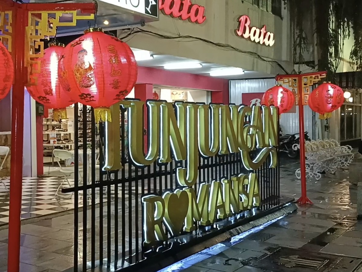 Ornamen khas Imlek yang terpasang di Jalan Tunjungan Surabaya