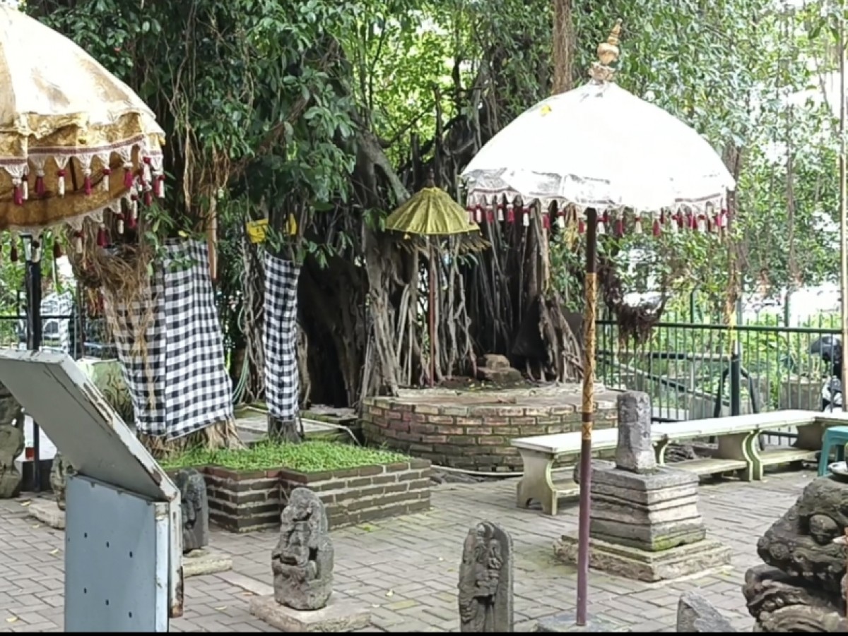 Deretan arca di area patung Joko Dolog