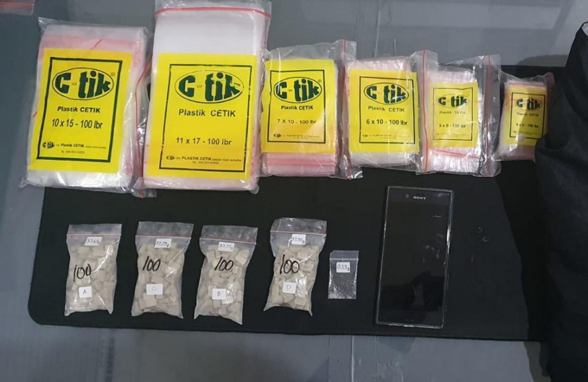 Ekstasi dan sabu yang disita dari tangan sang kurir