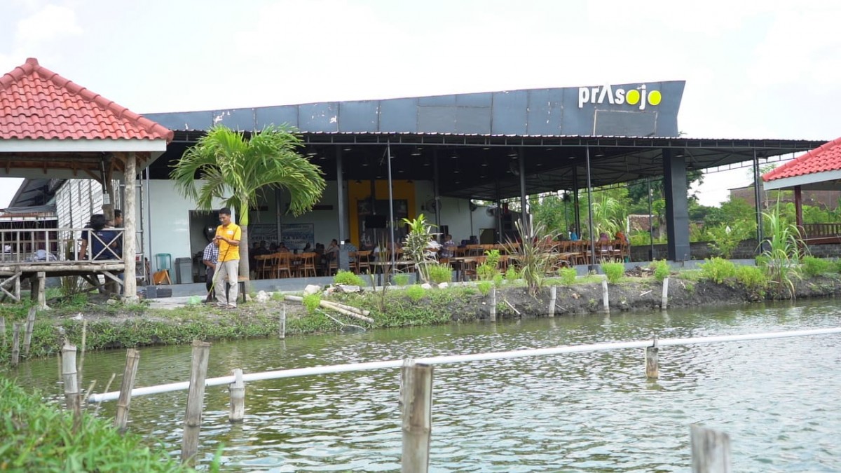 Salah satu pengunjung saat merasakan sensasi mancing ikan nila di Cafe Prasojo, Lamongan. (foto : Adyad Ammy Iffansah/jatimnow.com)