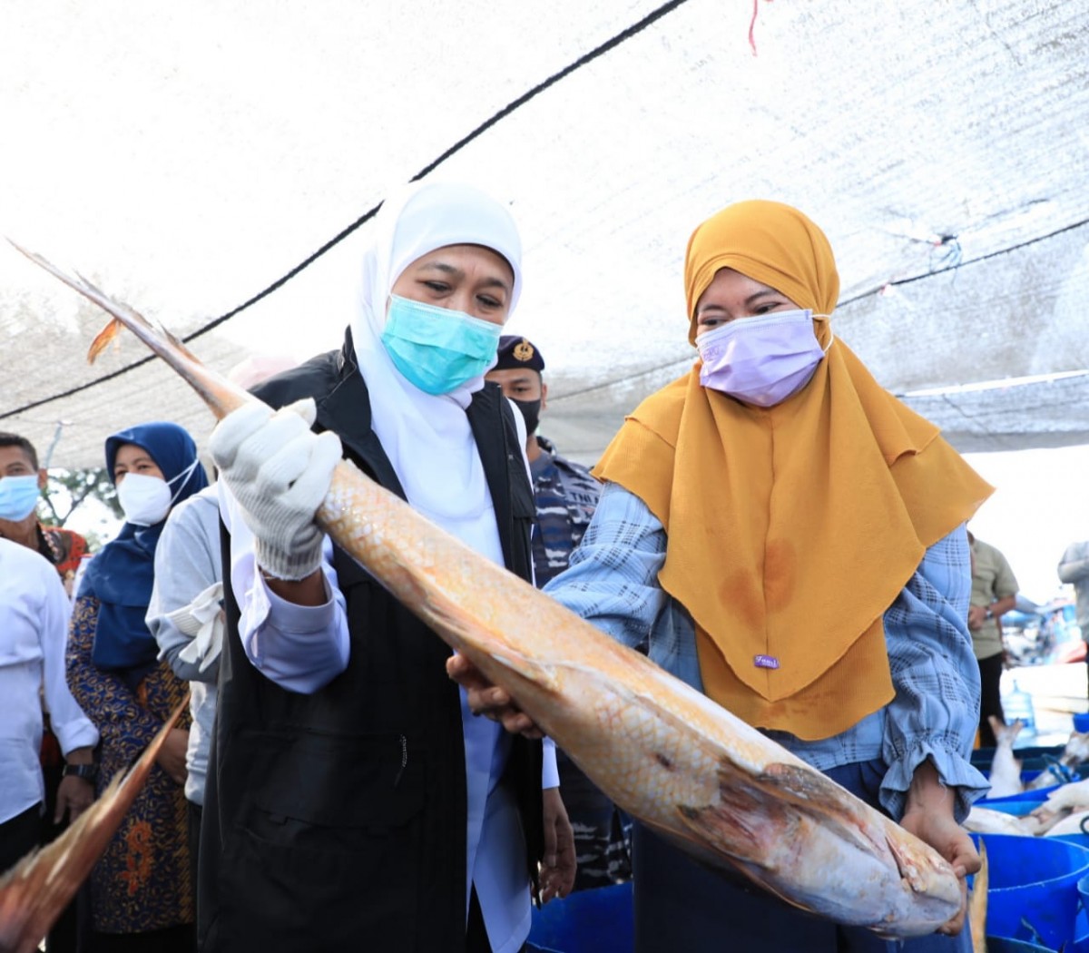 Gubernur Jawa Timur, Khofifah Indar Parawansa memamerkan ikan laut tangkap. (foto: Humas Pemprov Jatim for jatimnow.com)