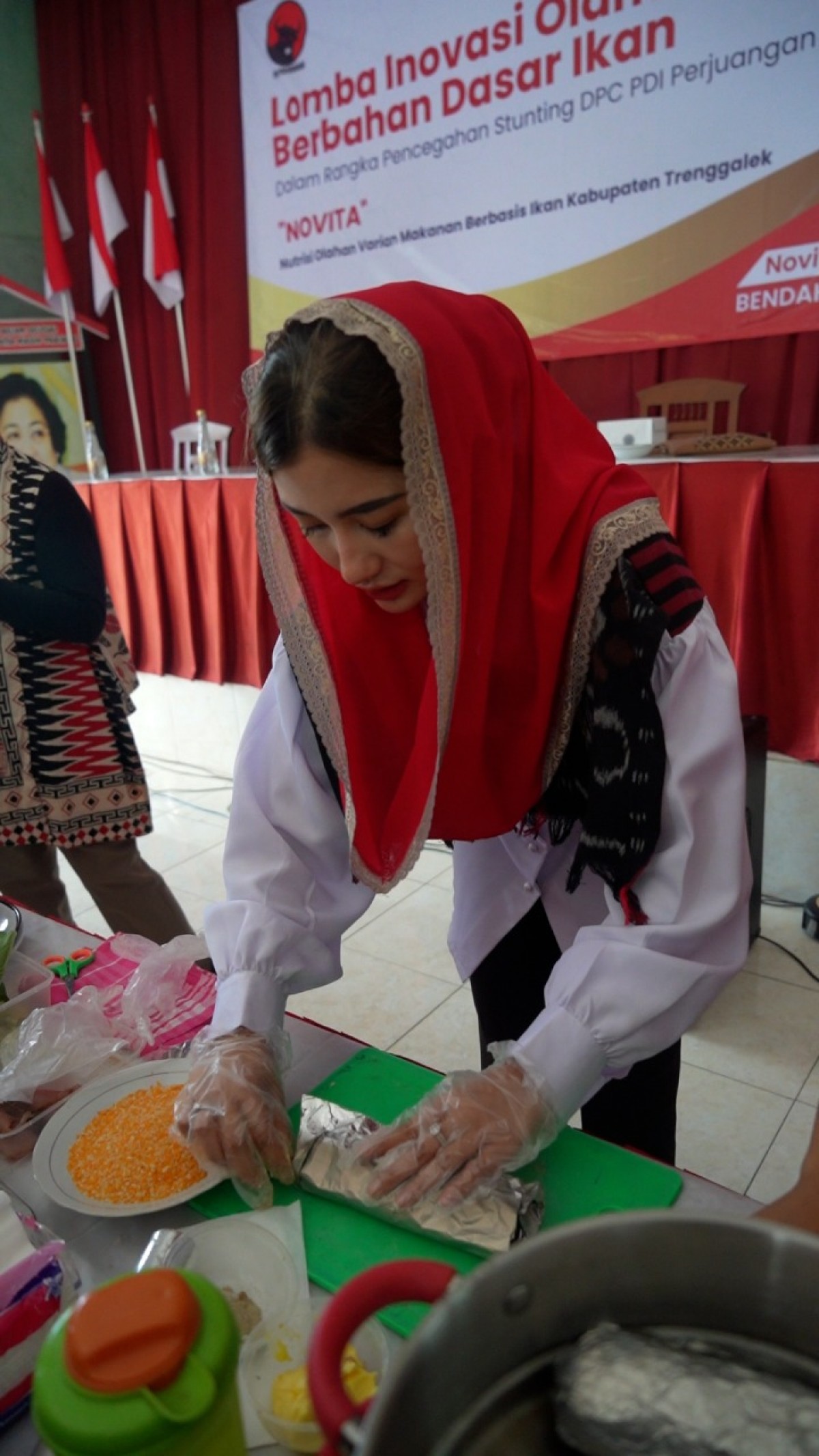 Novita Hardini mendemonstrasikan mengolah ikan yang sehat dan bergizi. (foto: Kominfo Trenggalek for jatimnow.com) 