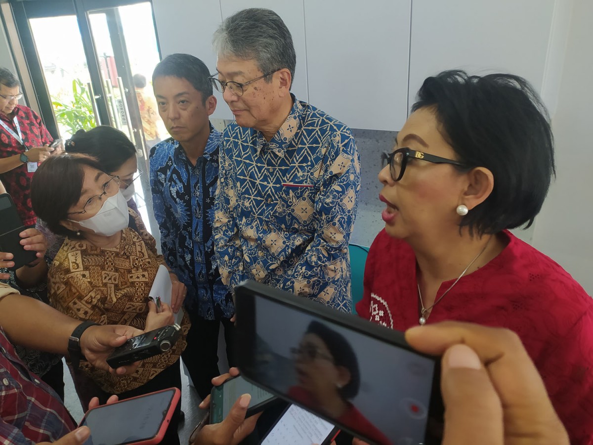 Dirjen PSLB3 KLHK RI, Rosa Vivien Ratnawati didampingi direksi dan pimpinan PT. DESI saat peresmian