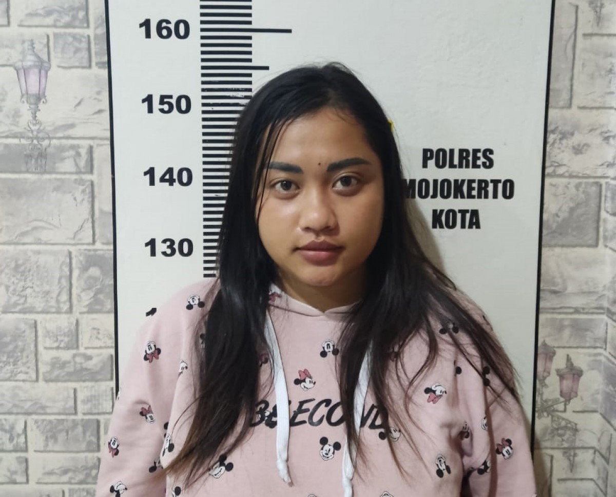 Satu-satunya pelaku wanita sindikat penipuan jual-beli truk yang dibekuk Polres Mojokerto Kota. (foto: Satreskrim Polres Mojokerto Kota for jatimnow.com)