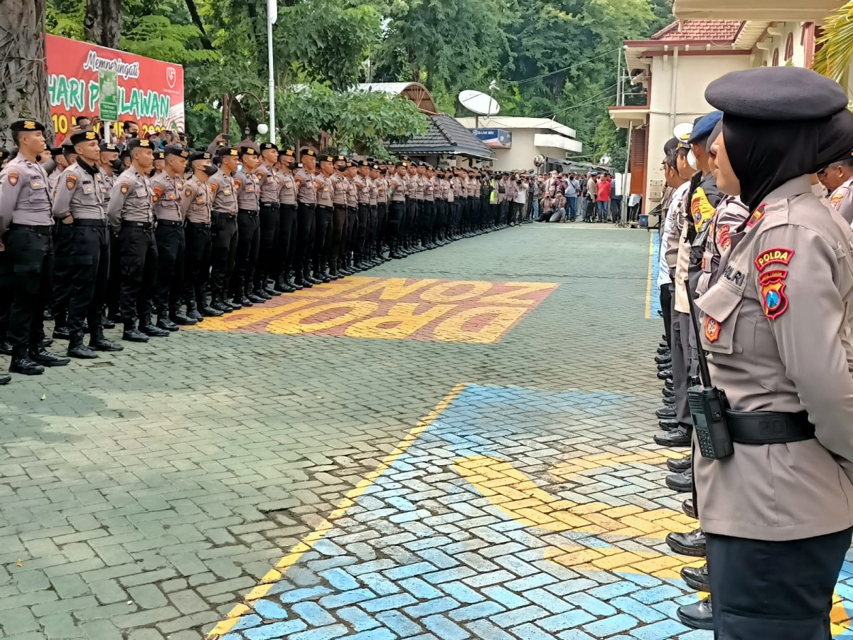 Sejumlah personel berjaga-jaga di luar gedung PN Surabaya untuk mengawal jalannya sidang perdana Tragedi Kanjuruhan, Senin (16/1/2023). (foto: Zain Achmad/jatimnow.com)