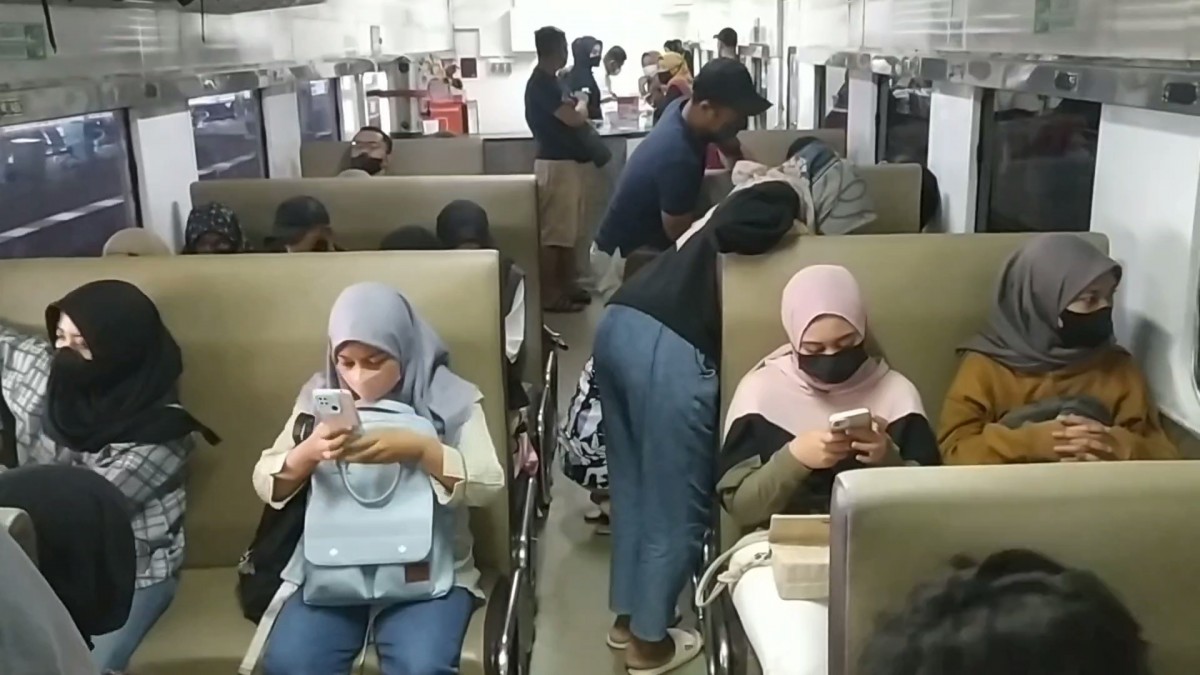 Stasiun Jombang menyediakan 18.576 tempat duduk yang sudah habis terjual selama akhir pekan ini menyambut libur Imlek. (foto: Elok Aprianto/jatimnow.com)