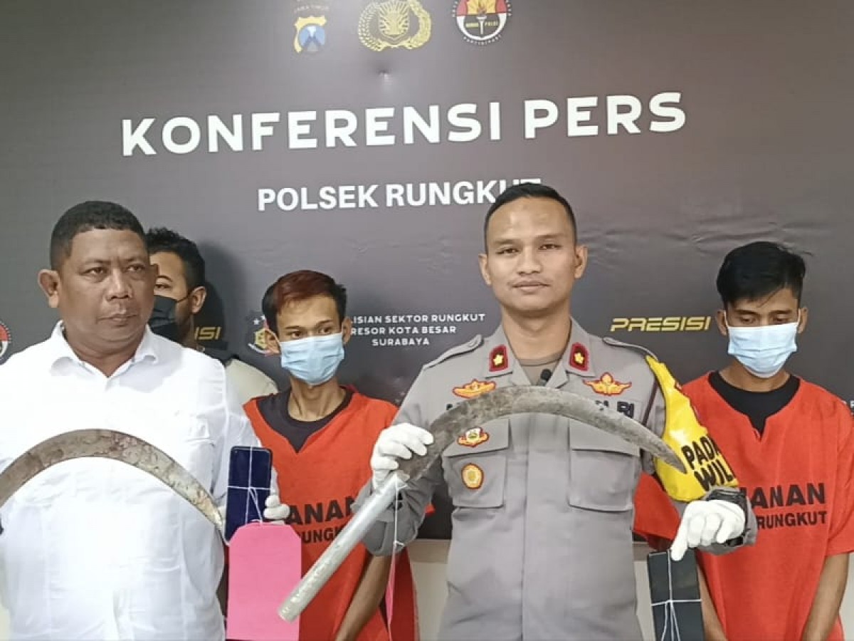 Kapolsek Rungkut, Kompol Bambang Prakoso menunjukkan barang bukti perampokan terhadap taksi online. (foto: Zain Ahmad/jatimnow.com)