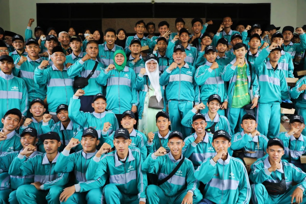 Kontingen santri Jatim berbagi kebahagiaan setelah merebut gelar juara umum Porseni NU di Surakarta, Jawa Tengah. (foto: Humas Pemprov Jatim for jatimnow.com)