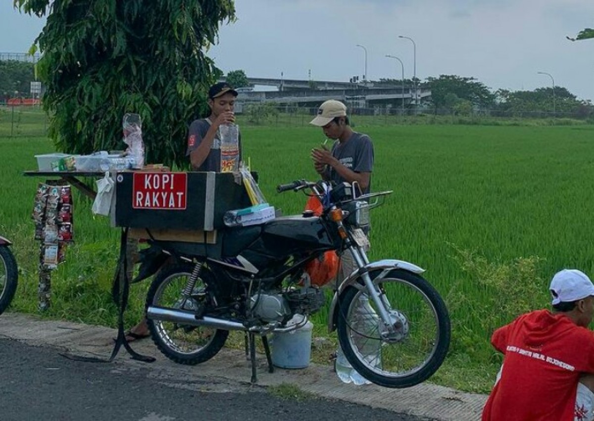 Lapak Kopi Rakyat milik Rofik yang berada di Jalan area persawahana Desa Sudu Kecamatan Gayam tepatnya di sebelah timur flyover gate ExsonMobil Limited, (tangkap layar IG)