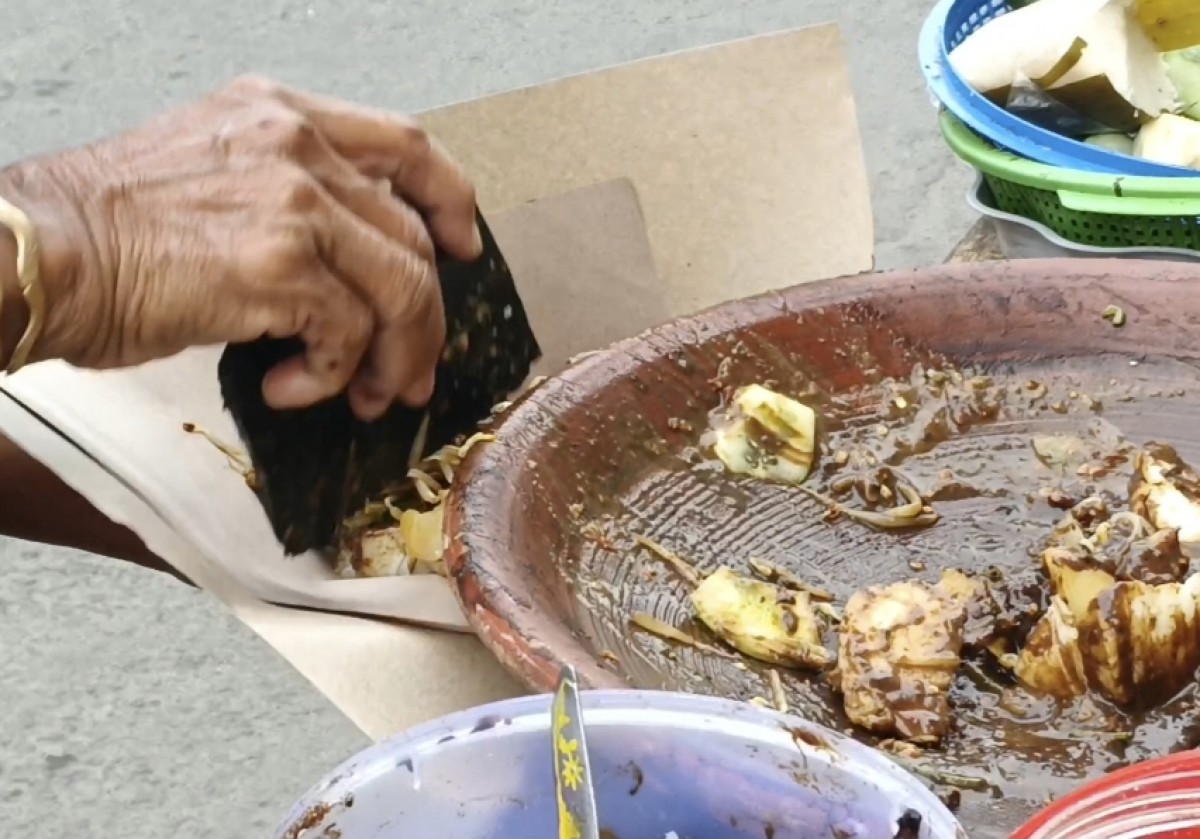 Cara mengulek rujak cingur dikenal memiliki teknik khusus untuk menjadikan racikannya benar-benar sedap. (foto: Rama Indra Surya/jatimnow.com)