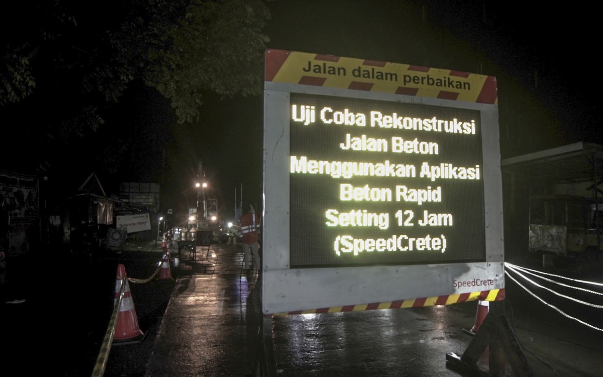 SIG melakukan rekonstruksi jalan beton di Jalan Raya Karangawen, Semarang-Godong menggunakan teknologi beton cepat kering (SpeedCrete)
