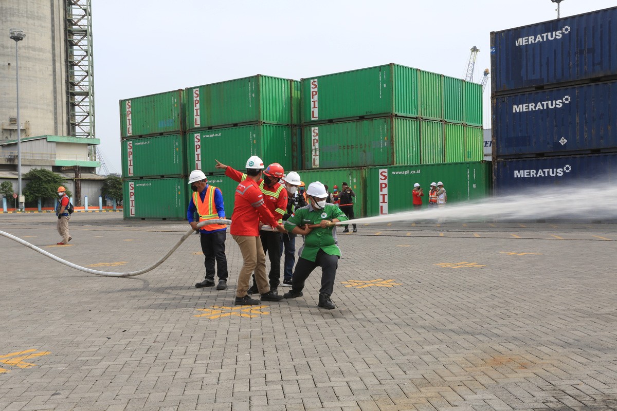 Simulasi penanganan kejadian di lingkungan kerja Pelindo Regional 3. (foto: Pelindo Regional 3 for jatimnow.com)