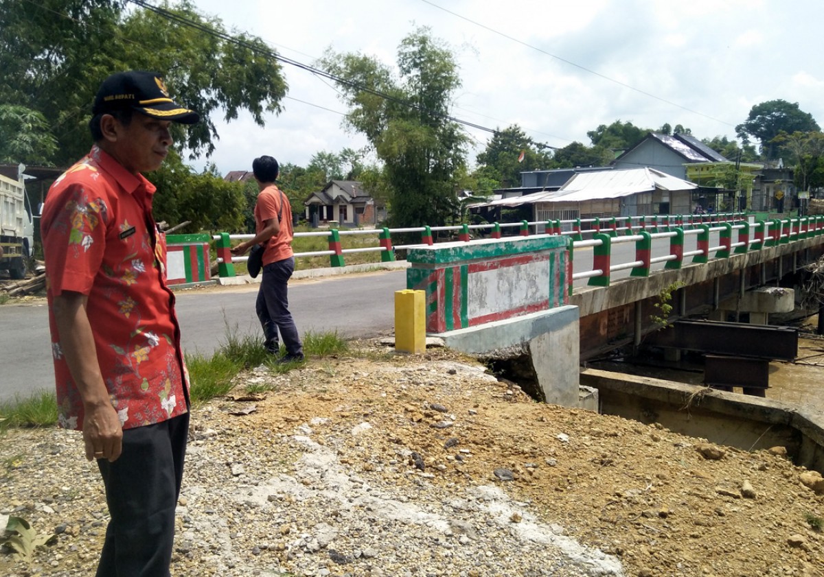Wakil Bupati Bojonegoro Budi Irwanto saat melakukan sidak ke jembatan sologabus di Desa Sumberejo Katong Kecamatan Trucuk. (foto: Misbahul Munir/jatimnow.com)