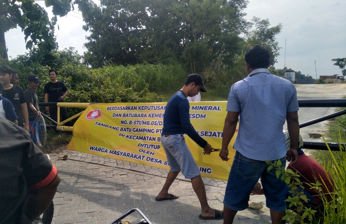 Akses menuju lokasi pertambangan yang dikelola PT Wira Bhumi Sejati ditutup paksa warga. 