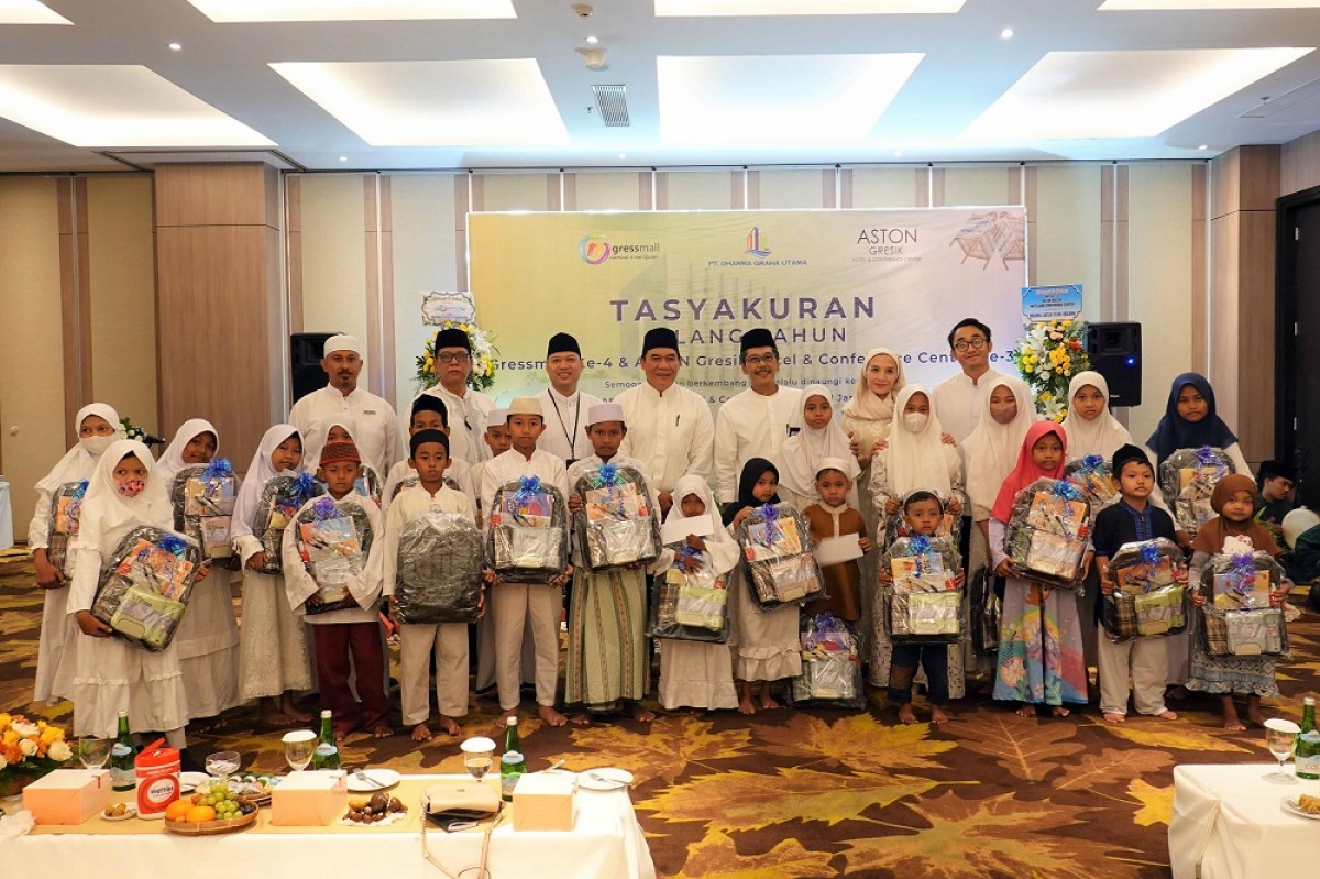 Acara tasyakuran ulang tahun Gresmall dan Aston Gresik bersama anak yatim Yayasan Ar Rohmah Manyar dan Yayasan Raudhatul Yatim Randu Agung Kebomas (Foto: Dok. Aston Gresik Hotel)