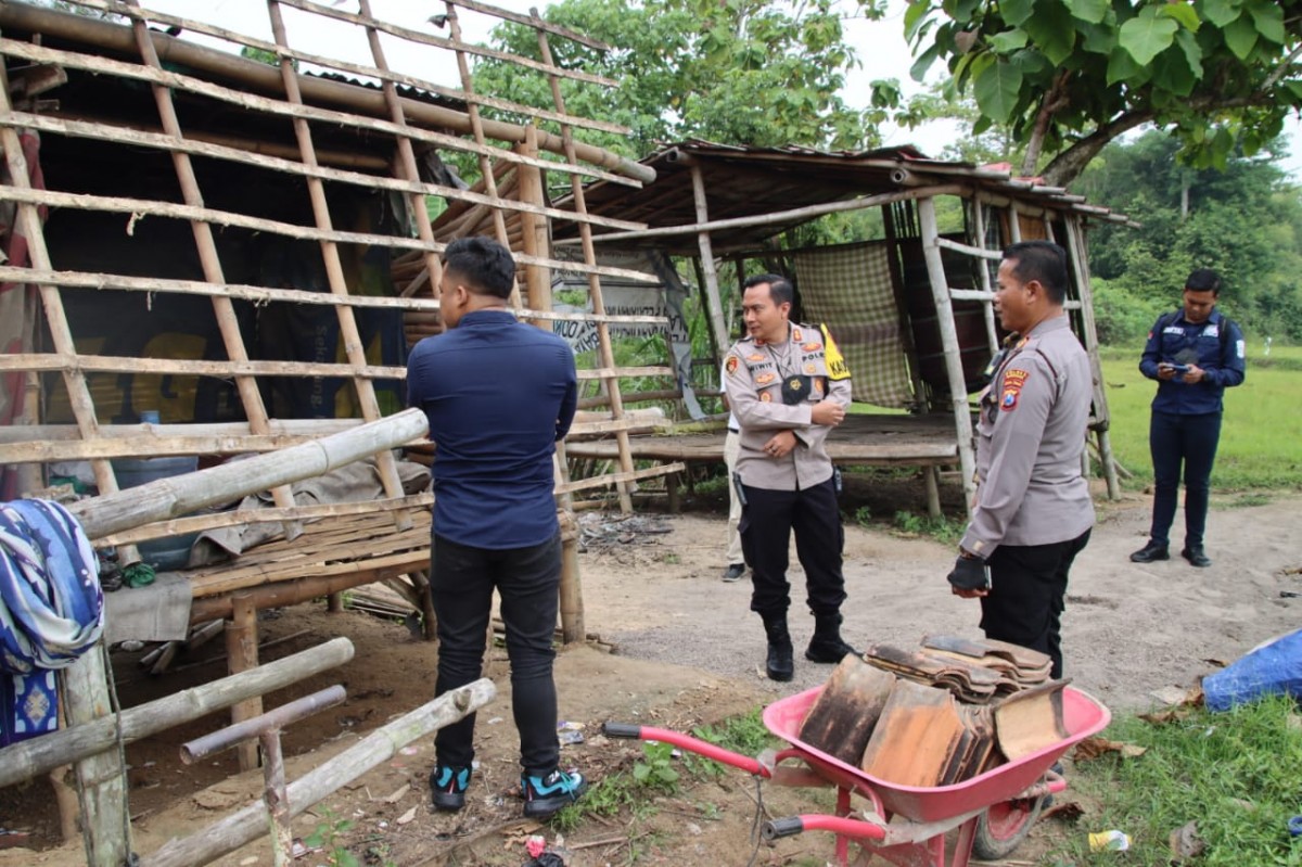 Proses bedah rumah warga di Bangkalan oleh Polres Bangkalan.