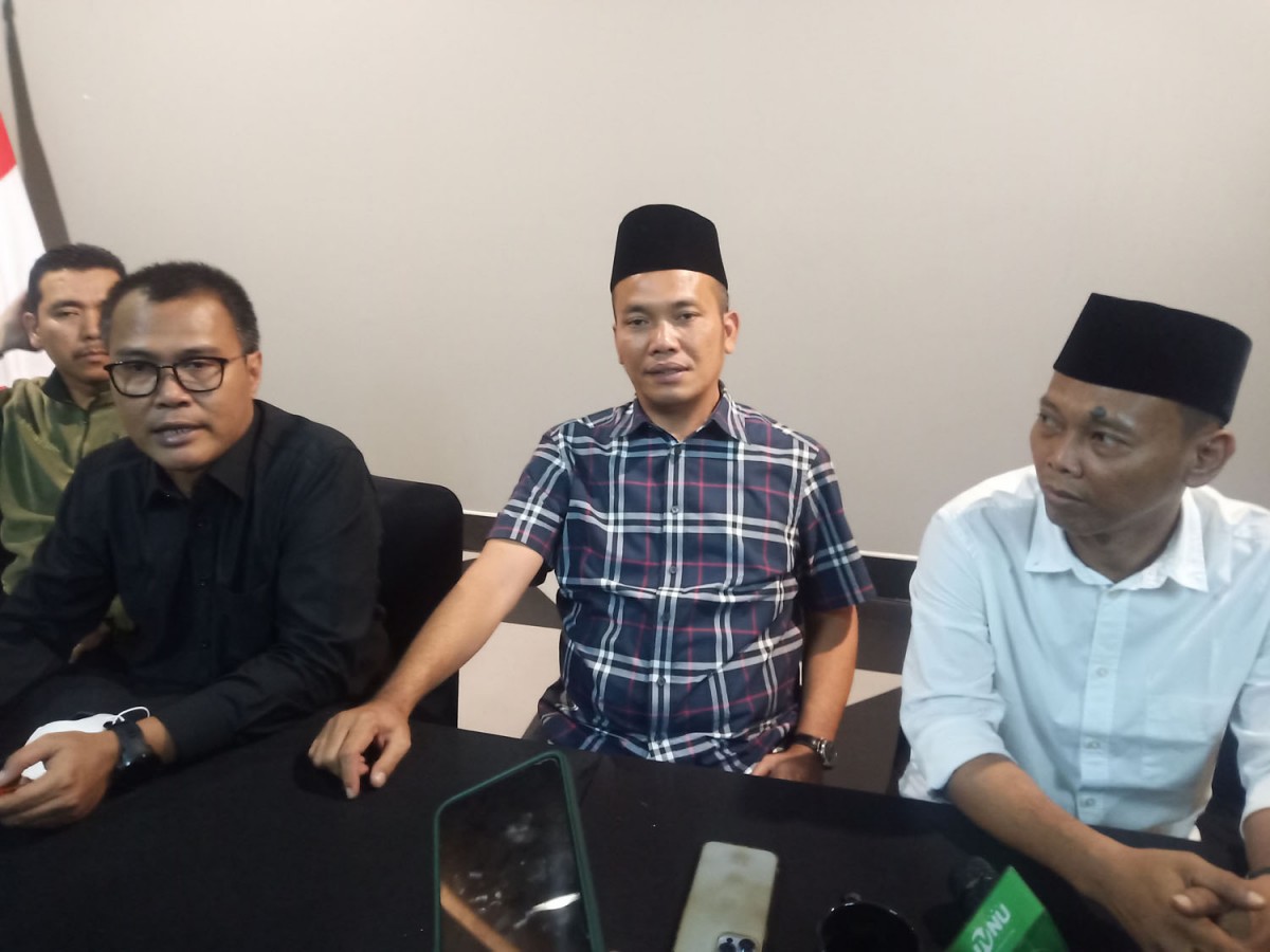 Wakil Sekretaris Jenderal PBNU Rahmat Hidayat Pulungan (tengah) saat konferensi pers (Foto: Zainul Fajar/jatimnow.com)
