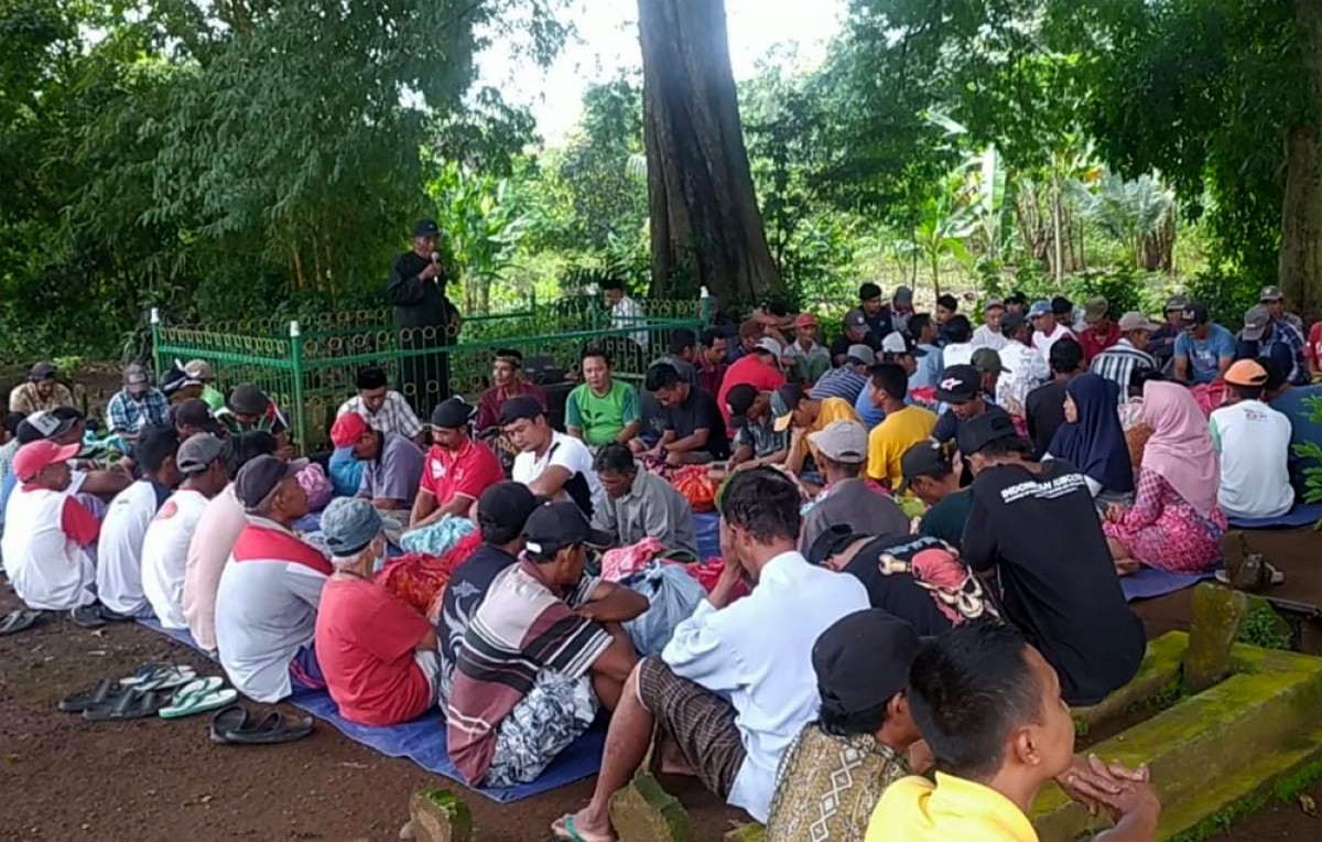 Tradisi clorotan yang diadakan di makam Dusun Banjarsari, Desa Bareng, Kecamatan Bareng Jombang. (Elok APrianto/jatimnow.com)