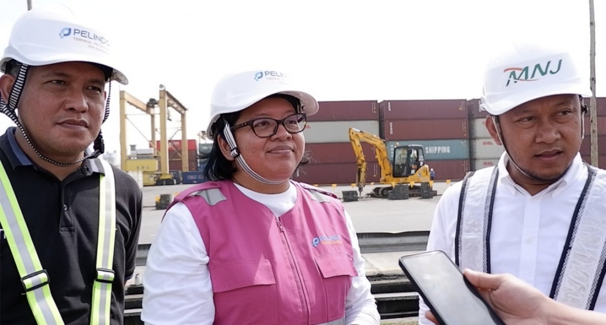 Sekper TPS Erika Palupi (tengah) bersama Dirut PT Metatu Nusantara Jaya, Abdul Rahim (kanan) di sela penanaman pohon. (foto: Fajar Mujianto/jatimnow.com)