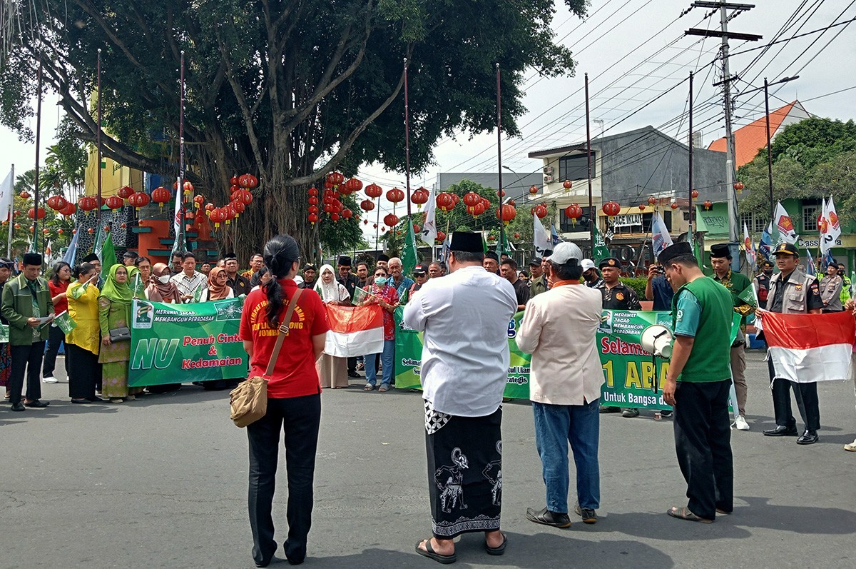 Para anggota forum lintas agama dan organisasi kemasyarakatan saat menyampaikan aspirasi dan pandangannya tentang NU di bundaran ringin contong, Jombang. (foto: Elok Aprianto/jatimnow.com)