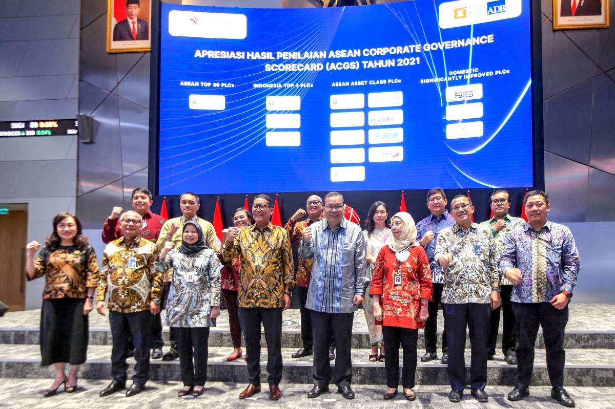 SVP of Legal, Governance & Compliance SIG, Maralda H. Kairupan (kiri atas) bersama perwakilan perusahaan pemenang ASEAN Corporate Governance Scorecard Tahun 2021, di Main Hall PT Bursa Efek Indonesia, Jakarta