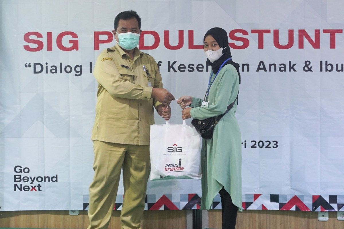 Sekretaris Dinas Kabupaten Gresik, Tony Sutiyono Hartanto memberikan bantuan paket sembako dan nutrisi pada kegiatan SIG Peduli Stunting di Ruang Catleya RSSG, Gresik