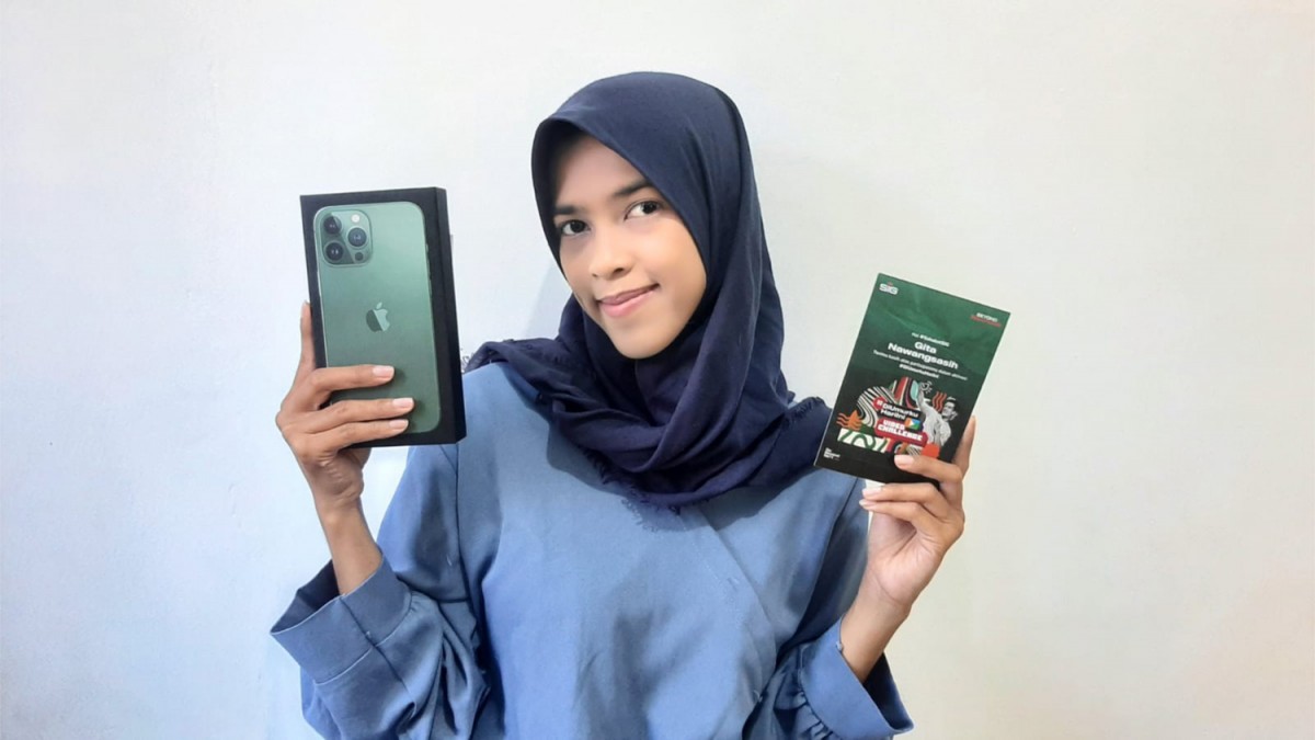 Gita Nawangsasih, asal Sleman Yogyakarta, pemenang hadiah iPhone 13 Pro pada kompetisi video peringatan satu dekade perjalanan transformasi SIG
