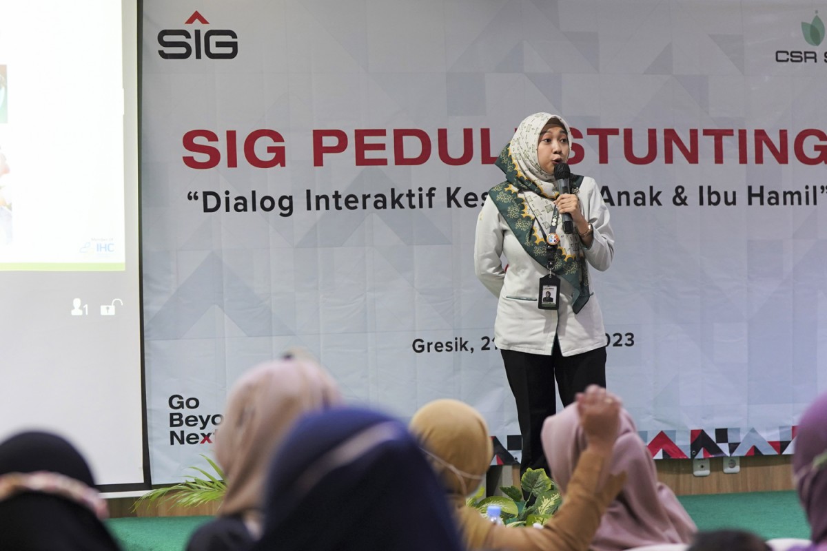 Ahli Gizi RSSG, Dwi Ayu Hidayatul, saat memberikan paparan tentang pencegahan stunting dan kesehatan ibu hamil pada kegiatan SIG Peduli Stunting, di Ruang Catleya RSSG, Gresik