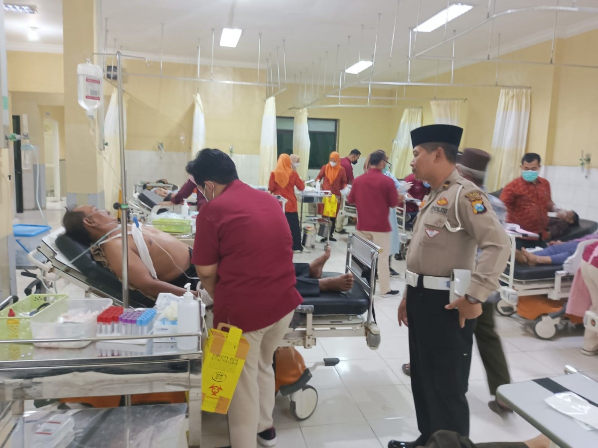 Para penumpang elf saat dirawat di RSUD Jombang