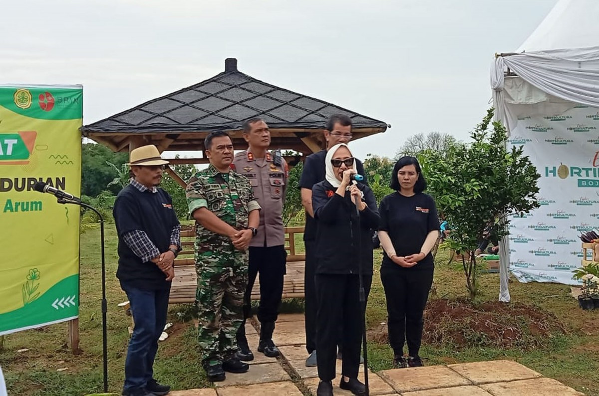 Bupati Bojonegoro Anna Mu'awanah saat launcing dan menyerahkan sertifikat varietas buah durian mugit dan pandan arum (Foto: Pemkab Bojonegoro for jatimnow.com)