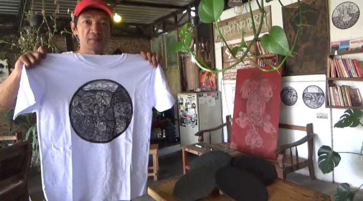 Hasil lukisan cukil yang disablon di kaos oblong