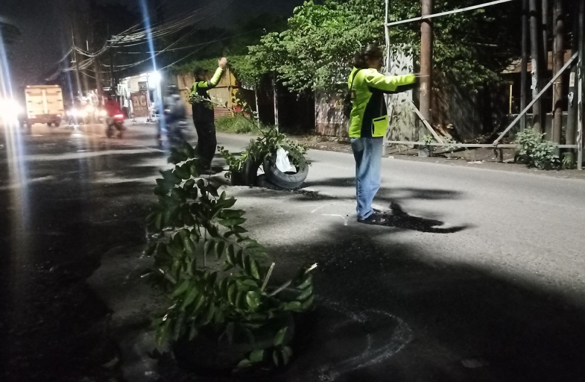 Warga melakukan upaya contraflow. 