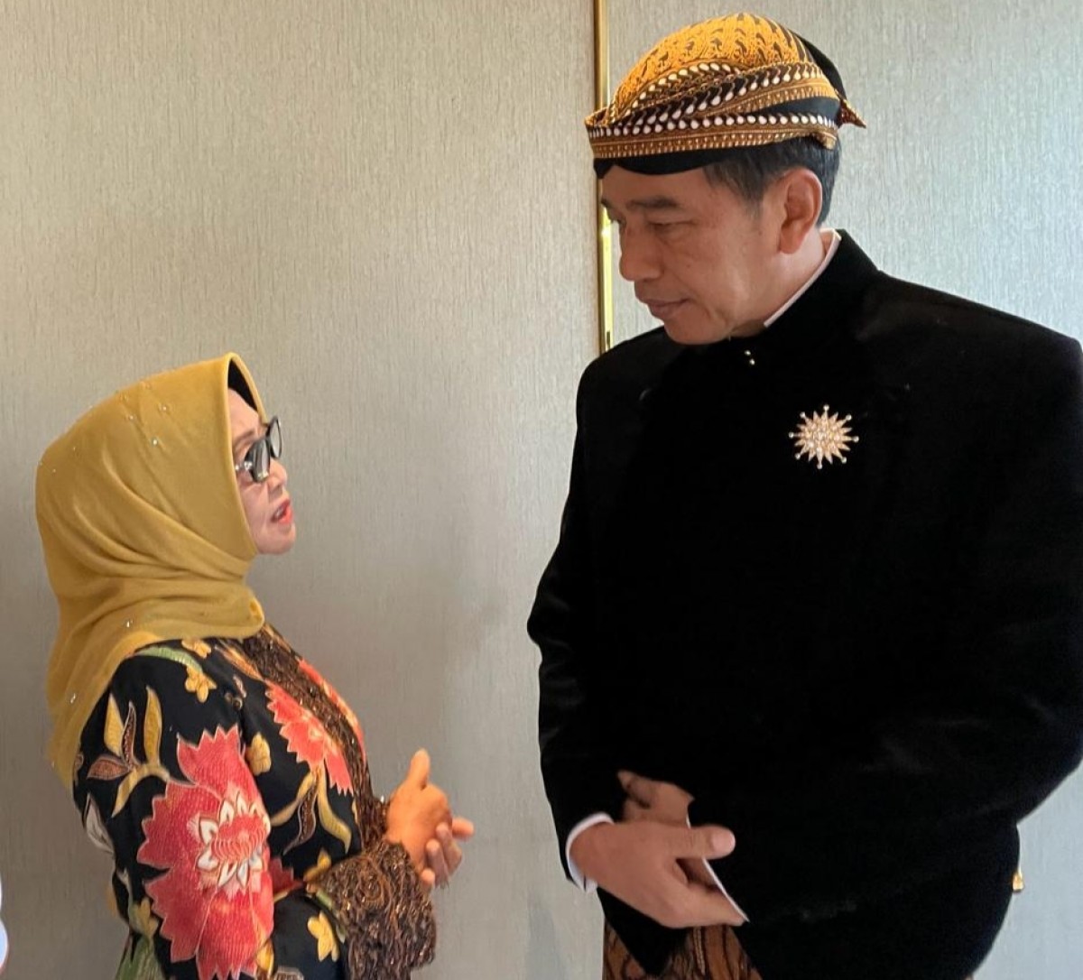 Presiden Jokowi saat berdialog dengan Bupati Mundjidah.