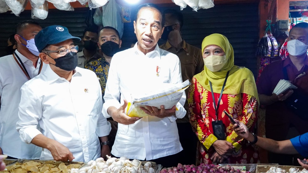 Presiden Jokowi didampingi Gubernur Khofifah saat di Pasar Wonokromo Surabaya.