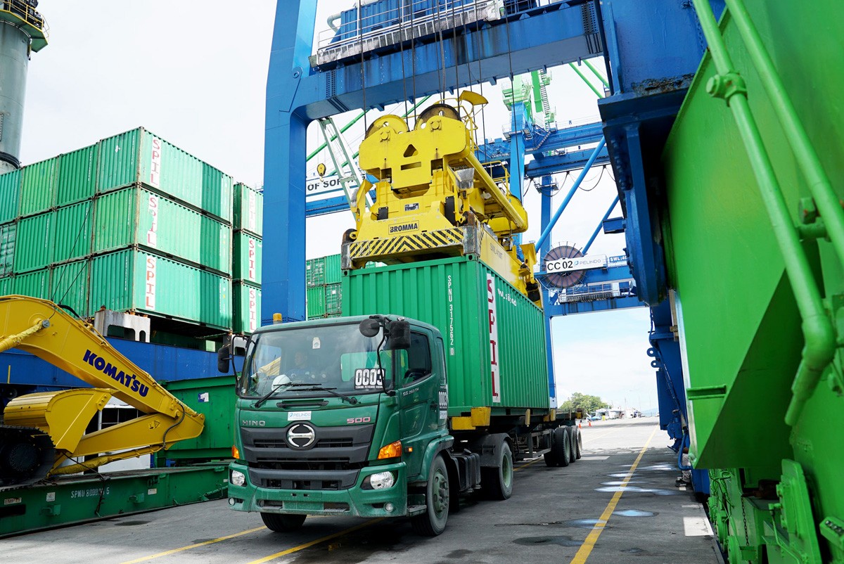 Kegiatan bongkar muat di TPK Sorong diharapkan bisa menjadi hub peti kemas di kawasan Indonesia Timur. (foto: SPTP for jatimnow.com)