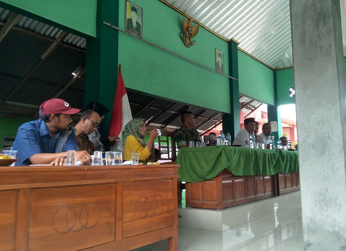Mediasi antara warga Sumuragung dengan pemdes setempat menyikapi galian C milik PT Wira Bhumi Sejati. (foto: Ubaid for jatimnow.com)