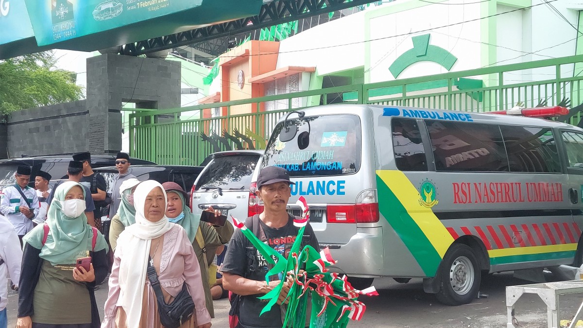 Pedagang di depan Gelora Delta Sidoarjo.