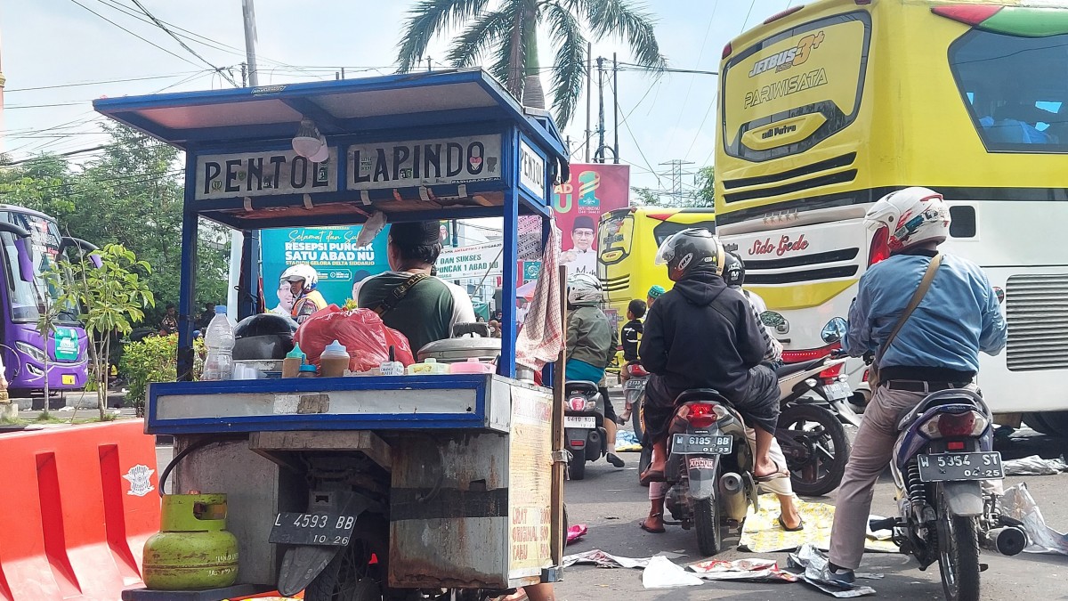 Pedagang pentol di depan Gelora Delta Sidoarjo.