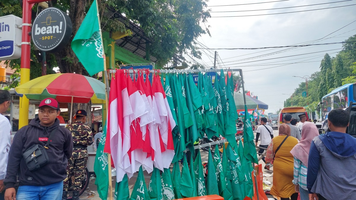 Tak hanya pedagang makanan dan minuman, penjual atribut NU juga meraup cuan di lokasi resepsi puncak 1 Abad NU.
