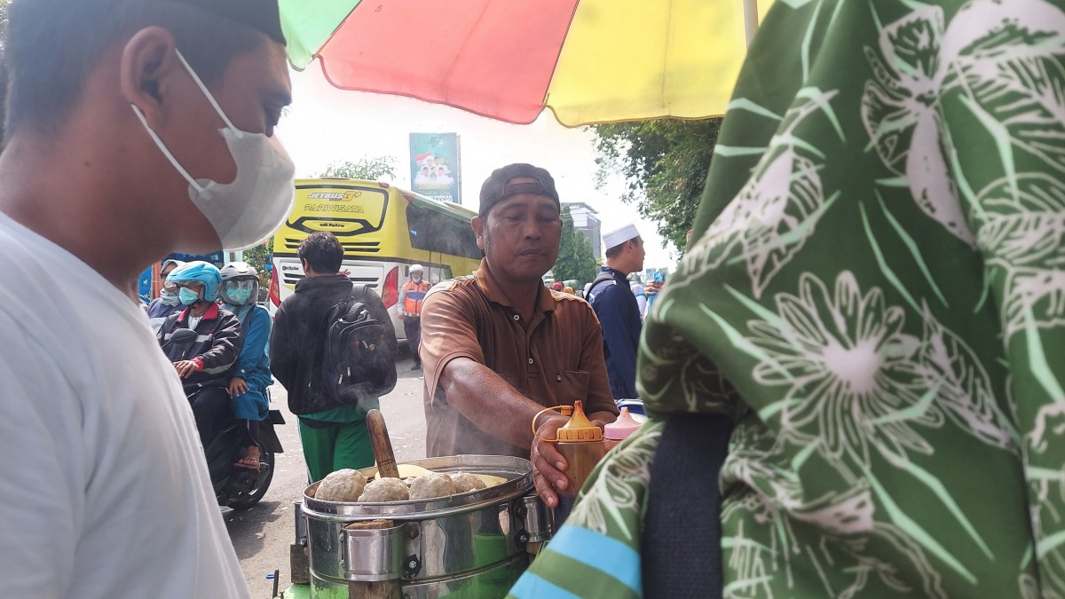 Pedagang berburu rezeki di lokasi resepsi puncak 1 Abad NU.