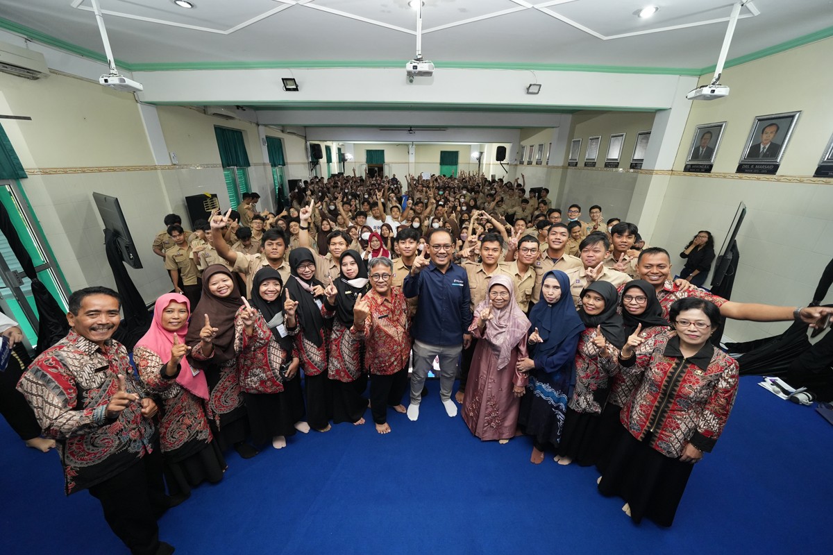Dirut SPTP, M.Adji berfoto bersama setelah memberikan materi Pelindo Mengajar di SMAN 1 Solo, Jawa Tengah. (foto: SPTP for jatimnow.com)