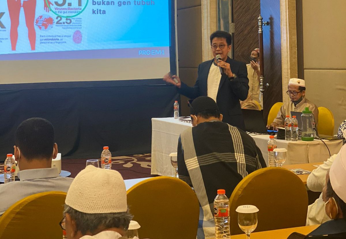 Direktur PT AMA, Recta Geson saat memberikan pemaparan