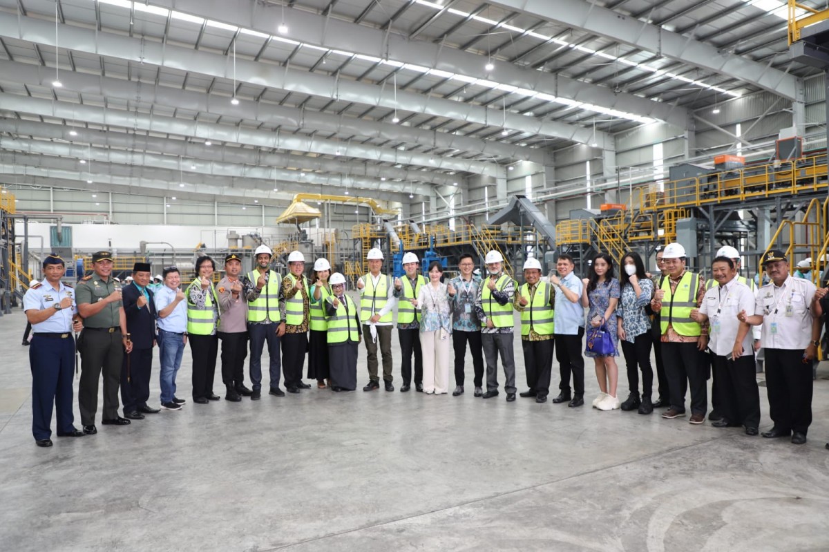 Bupati Jombang Hj Mundjidah Wahab mendampingi menteri perindustrian (Menperin) RI, Agus Gumiwang Kartasasmita meresmikan PT. Bumi Indus Padma Jaya (BIPJ).