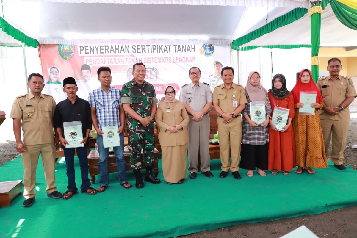 Penyerahan sertifikat tanah program PTSL di Jombang.