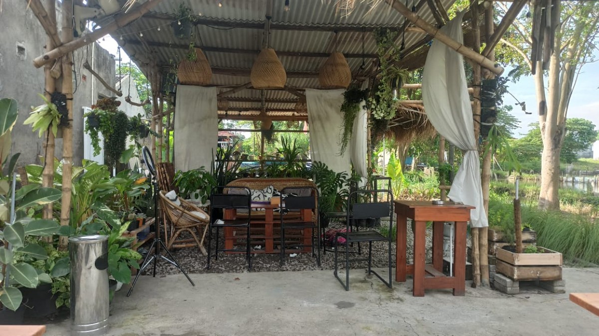 Red Coffee menyajikan ruang seduh yang hijau dan asri di area perumahan.