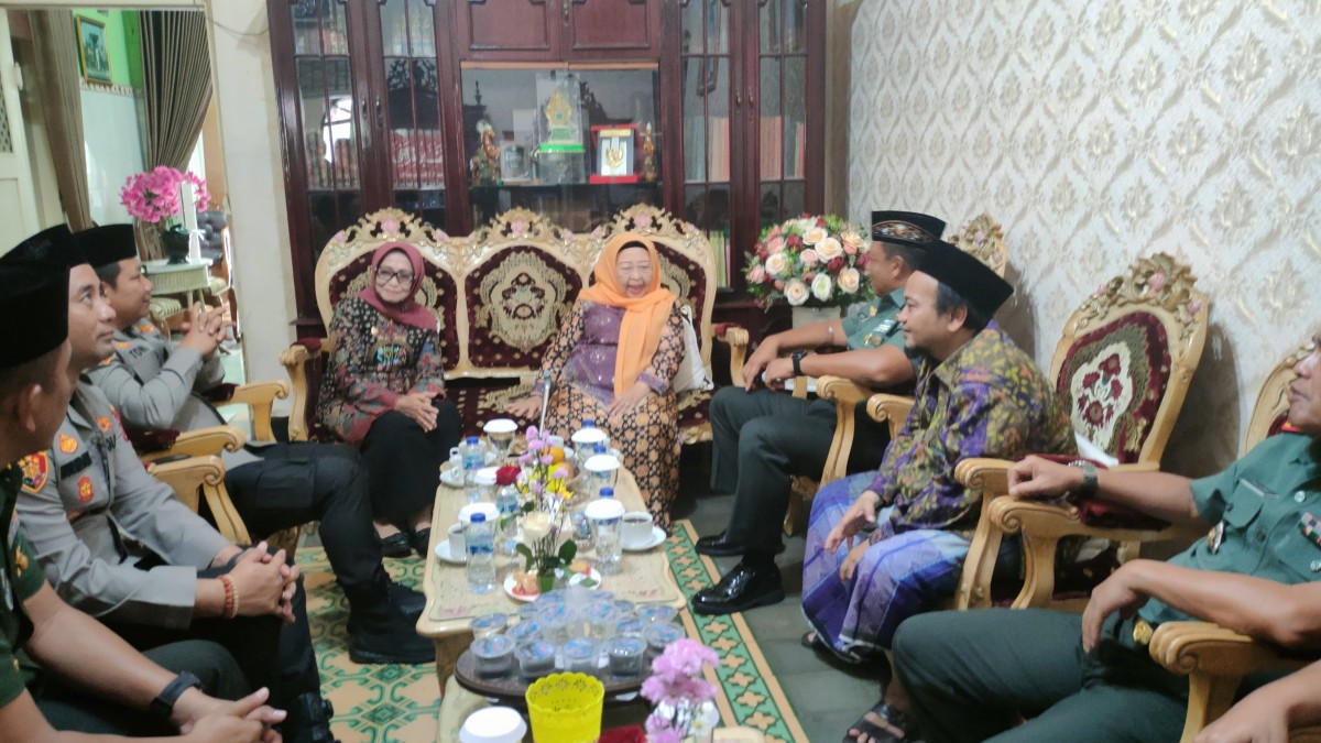 Bupati Jombang Hj Mundjidah Wahab saat menyambut kunjungan silaturahmi Pangdam V Brawijaya dan Kapolda Jatim ke Ponpes Tambakberas. (Foto: Humas Pemkab Jombang)