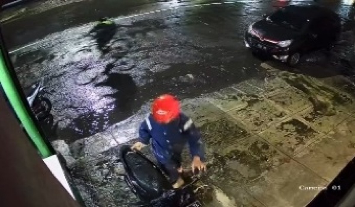 Aksi Sariman terekam CCTV.