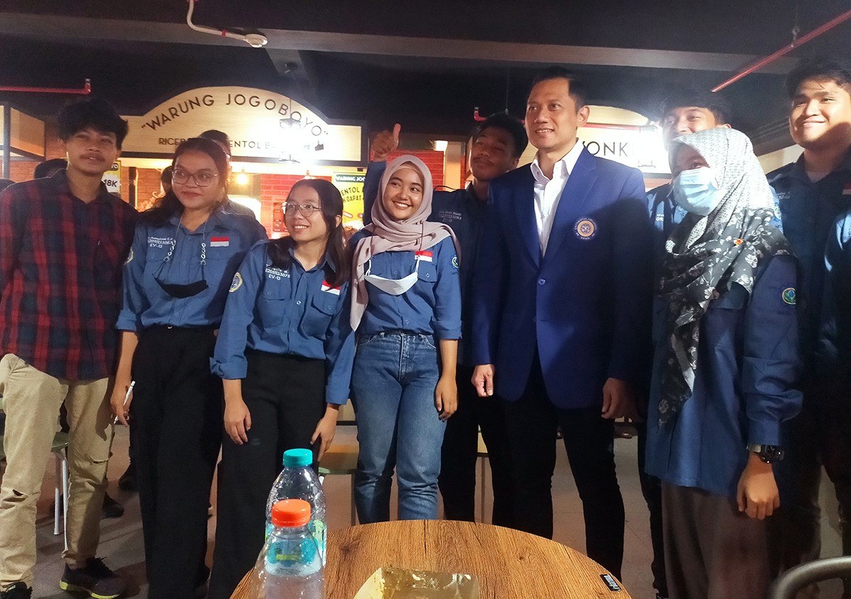 AHY tidak menolak diajak berfoto bersama mahasiswa di sela jam makan siang di kantin Unair Surabaya. (foto: Farizal Tito/jatimnow.com)